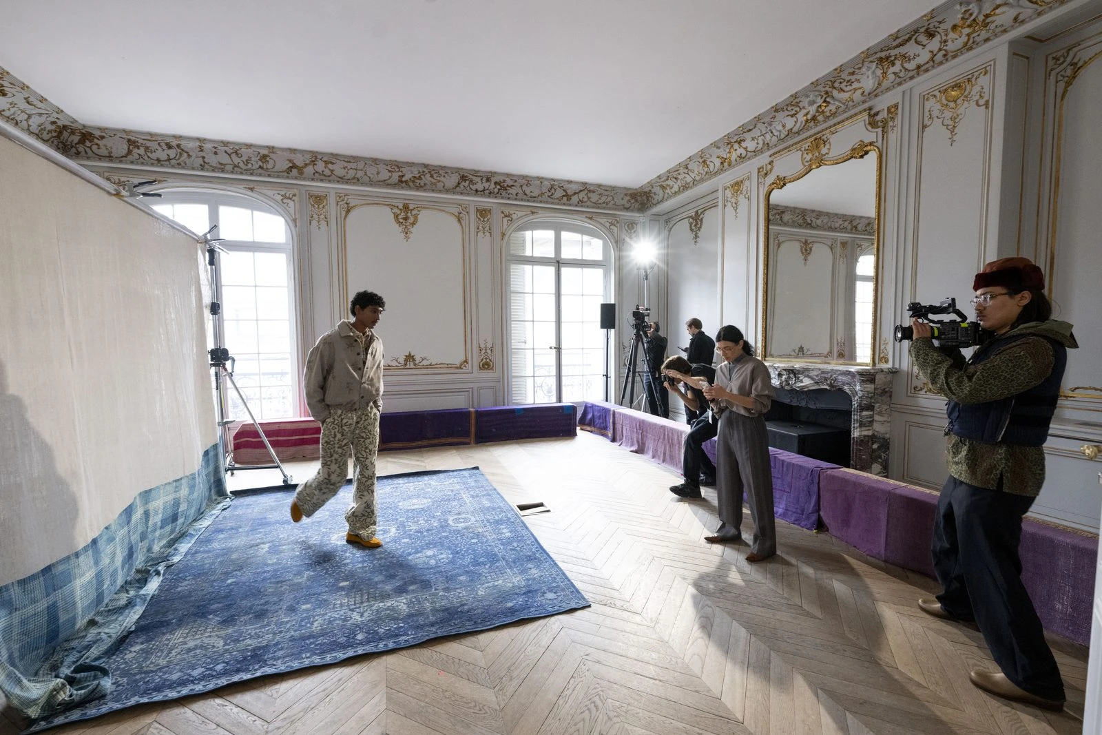 Parfums, bijoux, mode : chaque univers a ses règles La photographie publicitaire de luxe demande une lecture fine de chaque catégorie. Un flacon de parfum impose de maîtriser les reflets sur le verre, une pierre précieuse de faire vibrer la lumière sans la brûler. La mode, elle, se joue sur le mouvement et l'attitude. Sur ces trois terrains, un photographe publicitaire Paris habitué aux maisons de luxe connaît les attentes avant même le brief. Quant aux portraits de fondateurs ou d'artisans, ils réunissent le savoir-faire du photographe portraits et celui du photographe corporate pour donner un visage à la marque. Retoucher ces images demande la même précision. Une retouche réussie ne se voit pas : elle révèle ce qui a été capturé, sans artifice. Elle ne transforme ni un produit ni un visage, car une image trop retouchée trahit la marque autant qu'une photo ratée. Combien coûte une campagne photo à Paris ? Le budget d'une photographie professionnelle de campagne se construit poste par poste : • La préparation : direction artistique, casting, repérage. • La production : durée du photoshoot, studio ou lieu, équipe de stylistes et maquilleurs. • La post-production : nombre de visuels retouchés et de déclinaisons. • Les droits d'exploitation : supports, territoires et durée de diffusion. Les droits font souvent la différence entre deux devis. Une campagne d'affichage nationale n'engage pas les mêmes droits qu'une série promotionnelle pour une boutique en ligne. Un photographe publicitaire Paris sérieux détaille chacun de ces postes, et nous chiffrons chaque projet à partir de vos usages réels. Paris, le plus beau studio à ciel ouvert Quais de Seine, cours d'hôtels particuliers, galeries du Palais-Royal, toits en zinc : la photographie parisienne offre des décors que les marques du monde entier viennent chercher. Encore faut-il connaître les autorisations de tournage, les horaires de passage et la bonne heure de lumière. Un photographe publicitaire Paris intègre ces contraintes dès le repérage. Nos équipes interviennent dans Paris et autour, à Boulogne-Billancourt, Levallois-Perret ou Neuilly-sur-Seine, comme en Seine-Saint-Denis et dans le Val-de-Marne, où l'on trouve ateliers et studios de grande taille. Ces lieux en périphérie offrent souvent plus d'espace et de souplesse qu'un studio du centre.