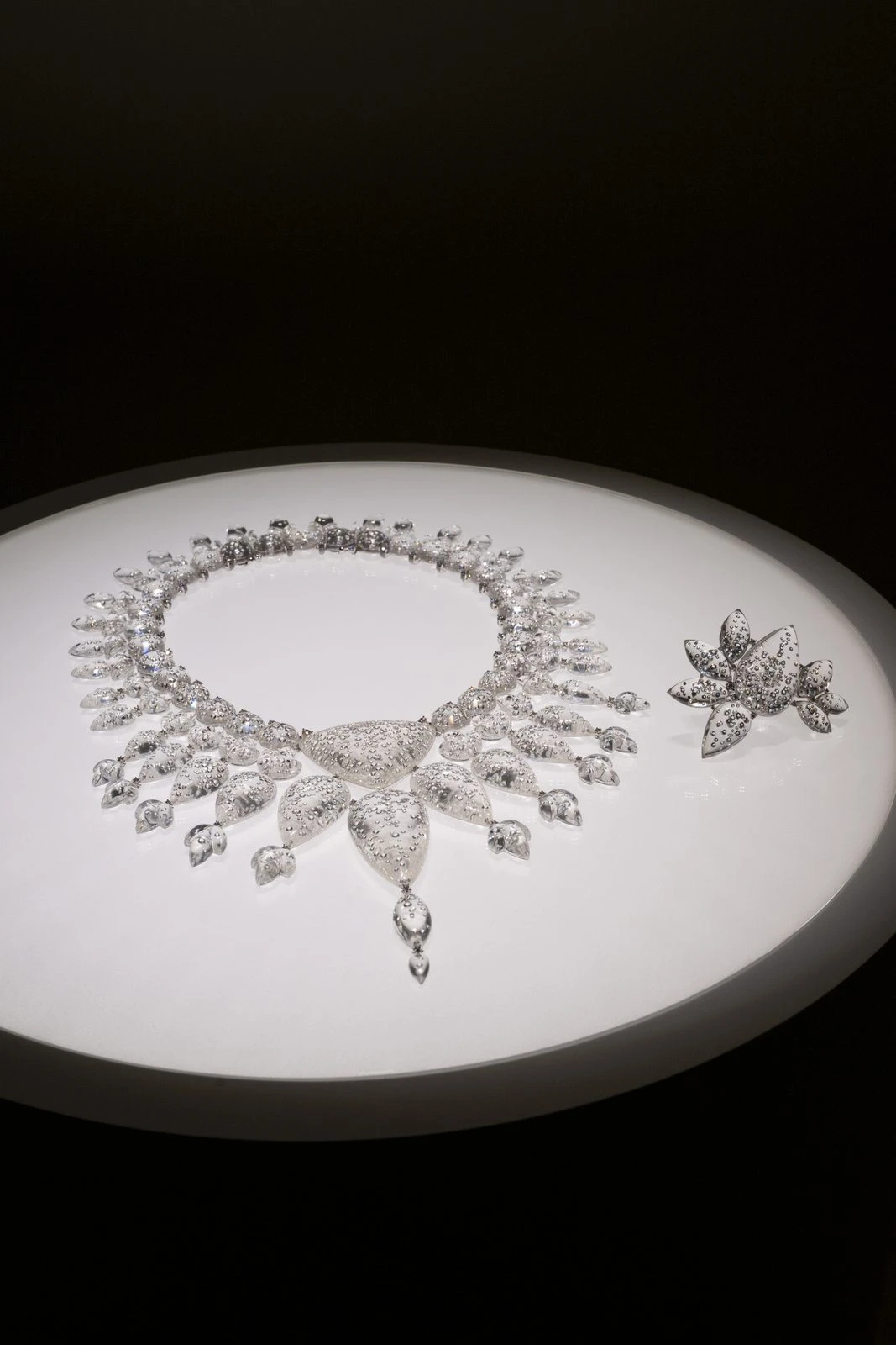 Photographie publicitaire d'un collier de haute joaillerie mis en lumière sur fond noir
