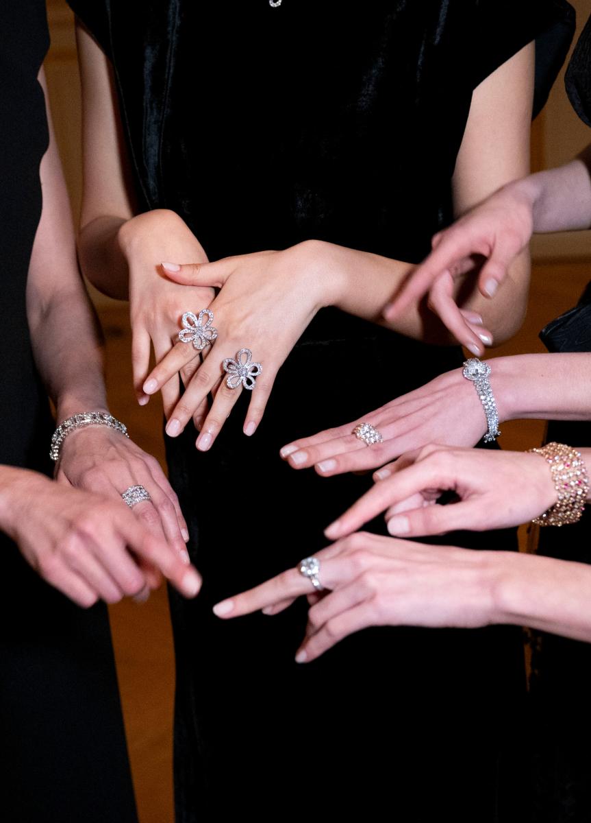 Skiss-VanCleef-Arpels-HauteJoaillerie-photographe-événementiel-mains-bagues